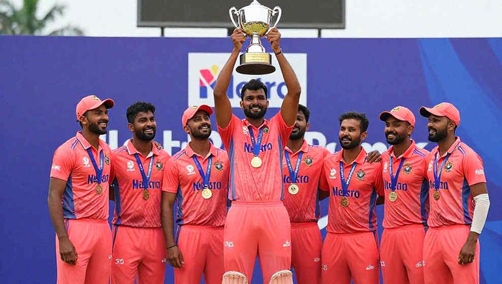 সুইটকেসের খাতা: ঢাকার ক্রিকেটে কে ওঠে, কে পড়ে থাকে সুইটকেসের খাতা: ঢাকার ক্রিকেটে কে ওঠে, কে পড়ে থাকে